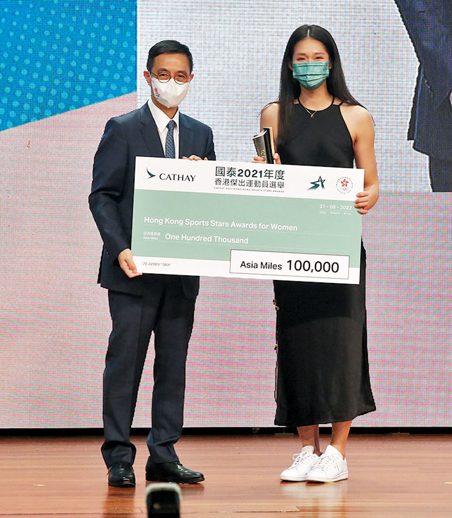 ◆文化體育及旅遊局局長楊潤雄(左)頒獎予江旻憓。香港文匯報記者黎永淦 攝