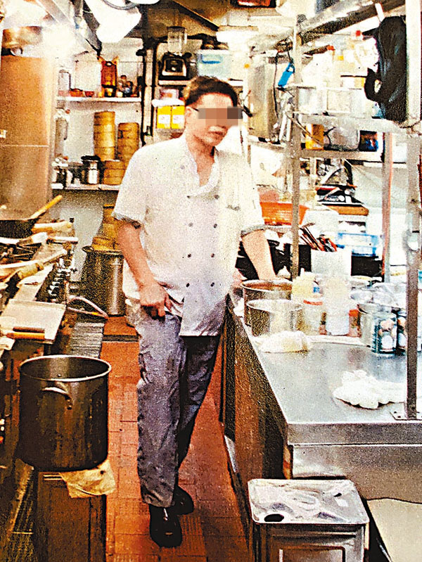 ◆ 廚師被食環署衞生督察拍下沒戴口罩的照片，店方解釋廚師當時剛好除罩試味。 受訪者供圖