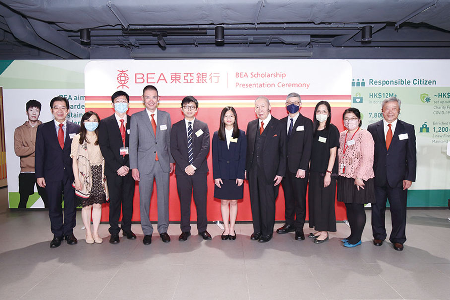 ◆ 東亞銀行執行主席李國寶（右五）、李民橋（左四）、高級顧問陳子政（右一）及副行政總裁兼營運總監唐漢城（左一），與「東亞銀行獎學金」的其中兩位得獎者及其家長在頒獎典禮上合照。