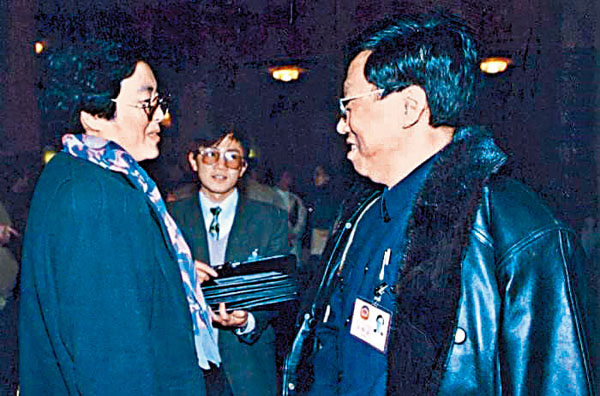 ◆作家王蒙（右）與導演黃蜀芹交談。黃蜀芹執導的電影《青春萬歲》改編自王蒙的同名小說。