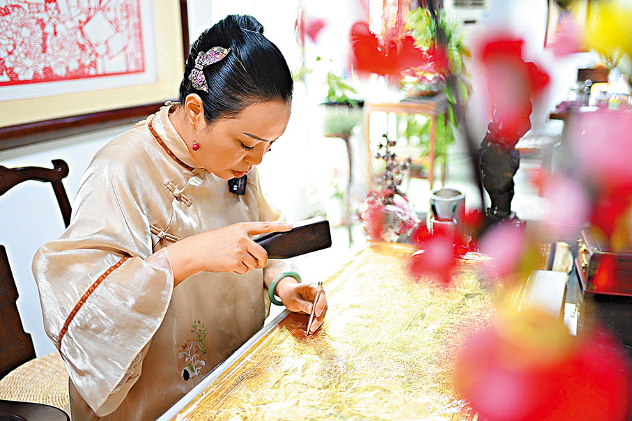 ◆饒寶蓮使用木槌和帶圓珠頭的鋼鑿製作銅鑿剪紙。