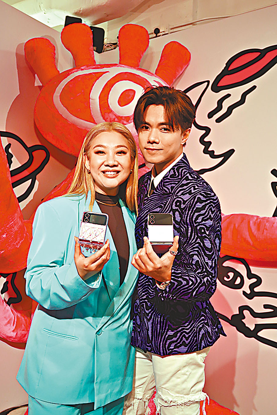 ◆ 張敬軒與鄭欣宜昨日出席手機活動。