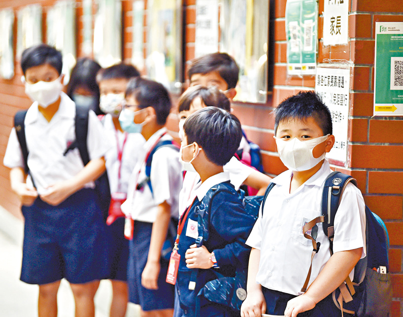 ◆逾百間學校將國家安全、國民和國情教育等列入學校關注事項。圖為開學日小學生排隊等候進入校園。 資料圖片