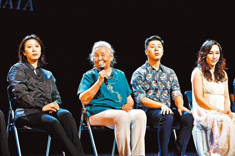 ◆鄭小瑛（左二）攜主創在演出後與觀眾交流互動。