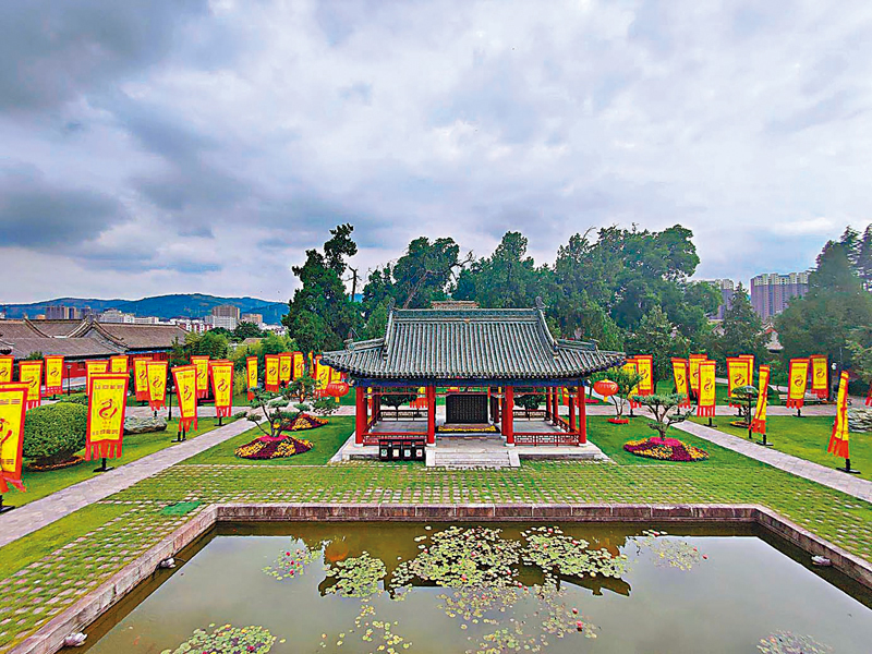 ◆伏羲廟體現了宮廷式建築「前有宮，次有寢，後園林」的規制。
