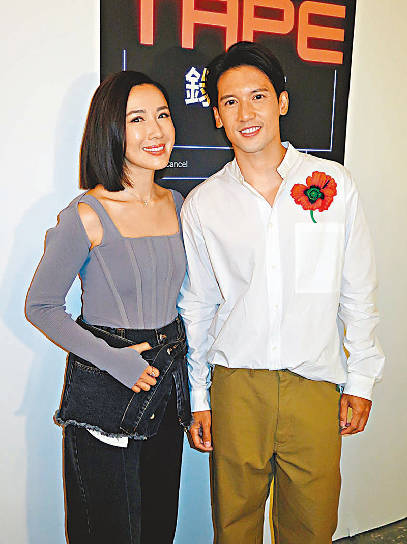 ◆ 身兼監製的李施嬅幫男主角關智斌錄好對白練習。