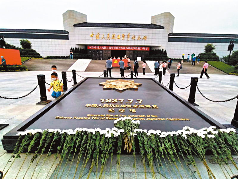 ◆ 民眾在中國人民抗日戰爭紀念館門外拍照。香港文匯報記者馬曉芳 攝