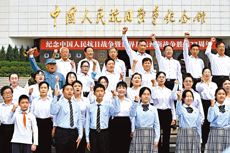 ◆ 志願講解員等以合唱抗戰歌曲的形式開展紀念活動。 中新社