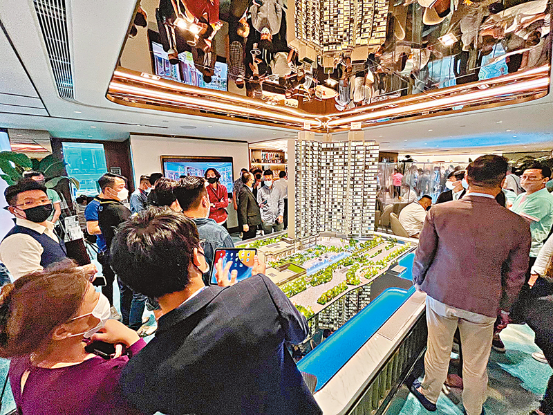 ◆ MIAMI QUAY I 昨首日開放示範單位予公眾參觀及同步收票，位於尖沙咀展覽廳的示範單位參觀者絡繹不絕。 記者馬翠媚 攝