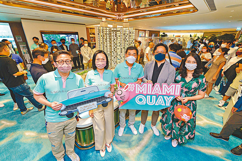 ◆ 會德豐地產黃光耀 (中)、陳惠慈(左二)、楊偉銘(左一)、新世界黃浩賢(右二)及恒基地產李菲如(右一）齊到場打氣。 