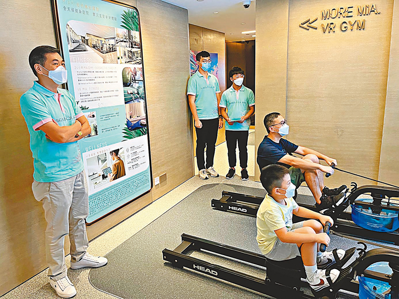 ◆ 參觀者試用划艇互動健身設施。 記者馬翠媚 攝