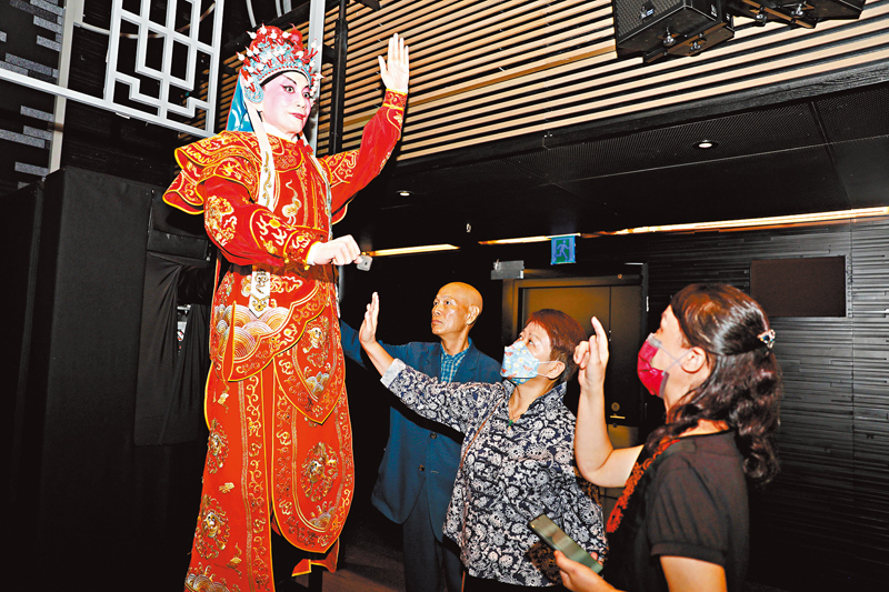 ◆創新粵劇《開心穿粵》的兩位導演羅家英（左）和鍾珍珍（中）向記者介紹機器人。