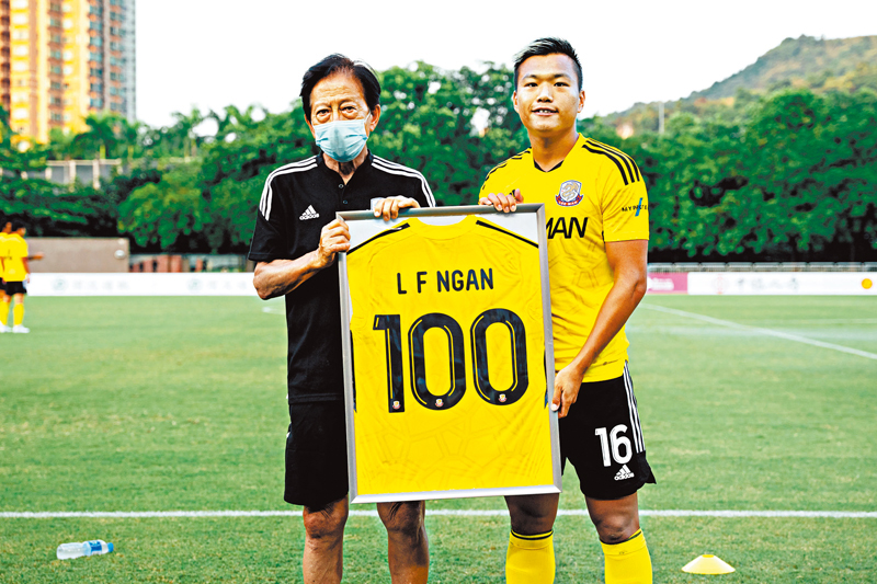 ◆理文隊長顏樂楓（右）第100次為球會上陣，可惜輸波收場。