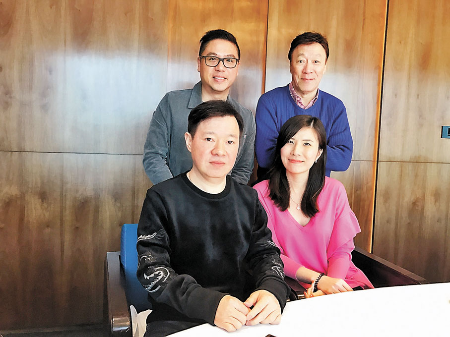 ◆Catherine與香港娛樂圈友人合影。後排右一為陳欣健。