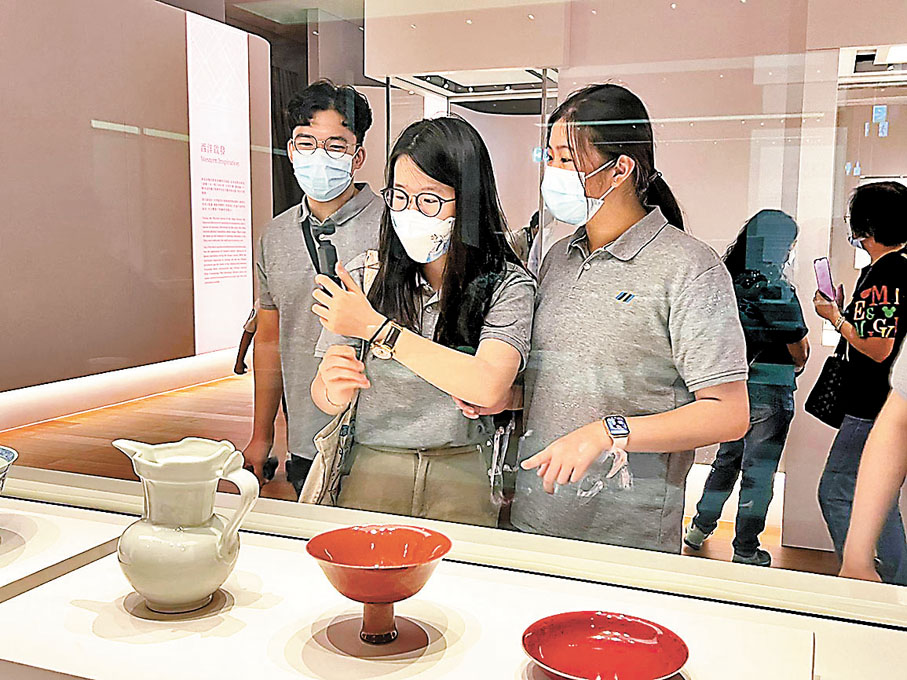 ◆學員走進香港故宮文化博物館，觀賞文物、了解歷史。香港文匯報記者  攝