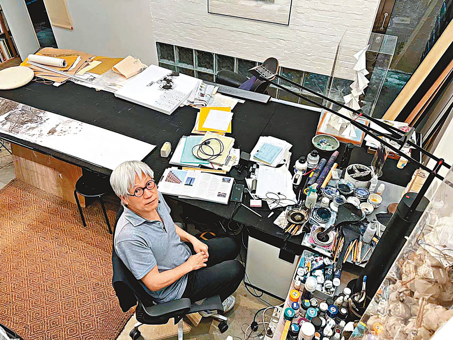 ◆馮永基在他的工作室中。