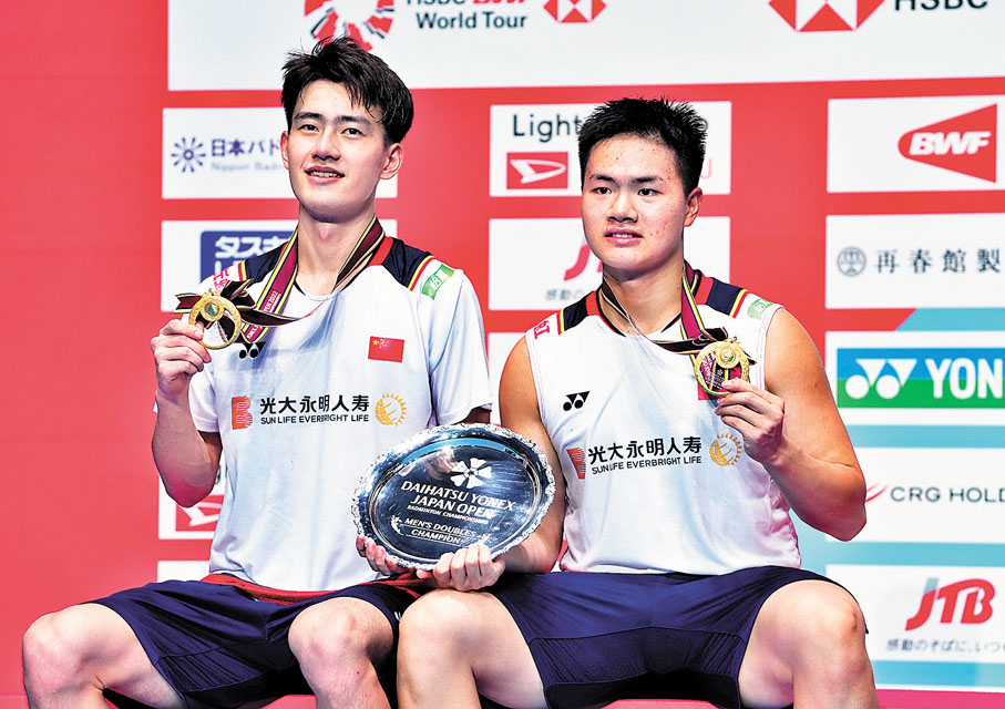 ◆ 梁偉鏗（右）/王昶在頒獎儀式上合影。 新華社