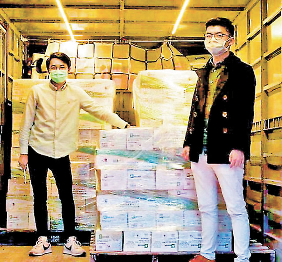 ◆ 已宣布解散的「香港眾志」曾涉出售違反《商品說明條例》口罩，黃之鋒（右）為時任秘書長。 資料圖片