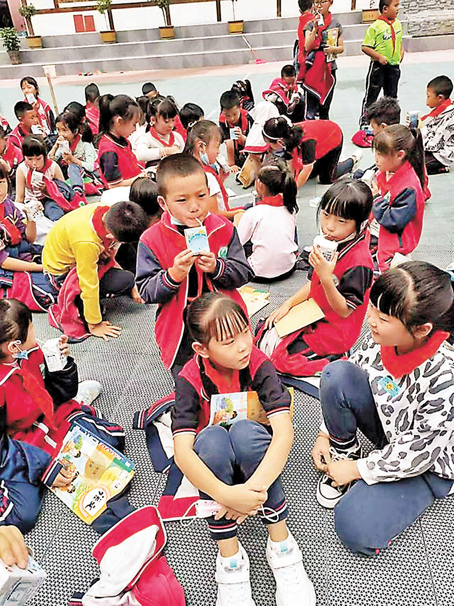 ◆冷磧鎮小學生在操場上避險。 受訪者供圖