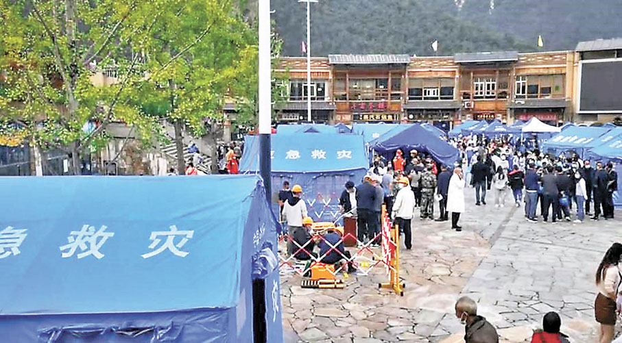 ◆磨西鎮部分房屋受損，進出磨西鎮的幾條道路已全部中斷，旁邊山體不時有土石滑落。圖為磨西鎮廣場建立的防震棚。 網上圖片