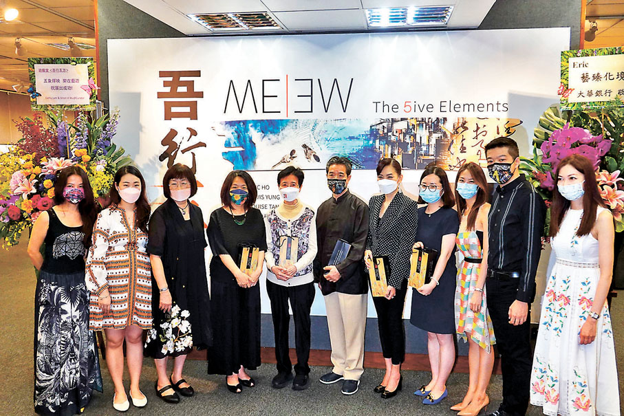 ◆五位新一代藝術家(右起)蘇思靈、何紀嵐、陳樂怡、容藝文(左二)及靈蝶姬與幾位嘉賓合照。