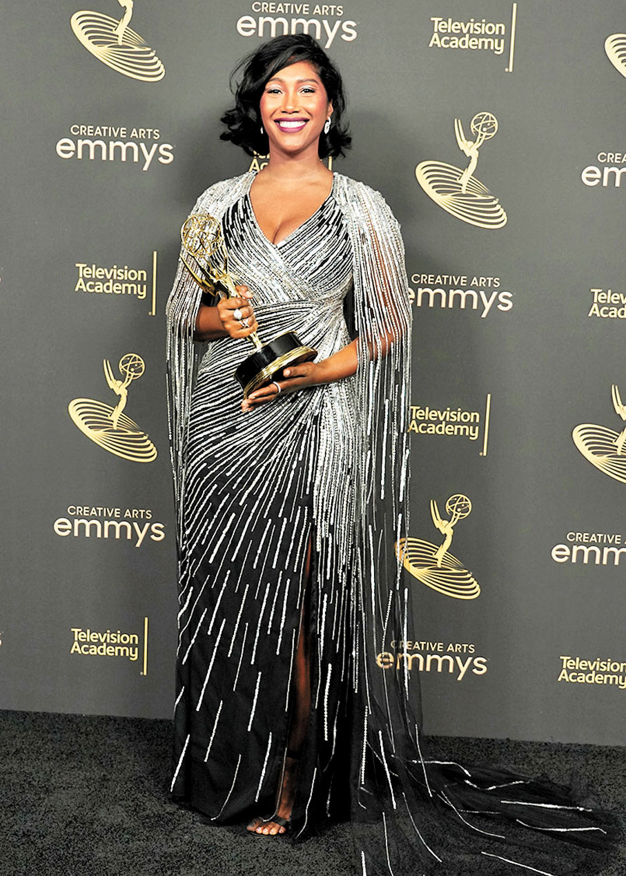 ◆Taylor Simone Ledward代亡夫領獎。