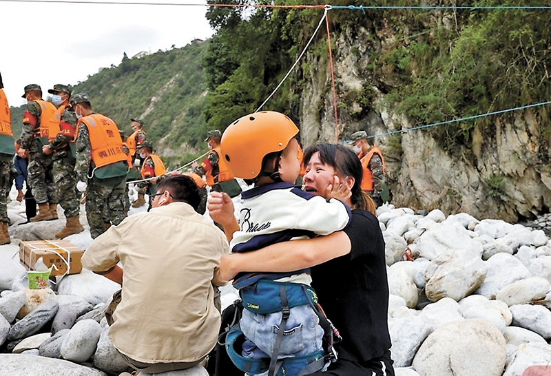 ◆地震中獲救男孩與母親劫後重逢，緊緊相擁。 受訪者供圖