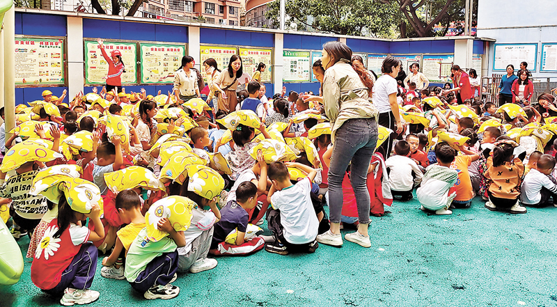 ◆四川雅安一幼兒園老師組織幼兒有序疏散到操場。 受訪者供圖