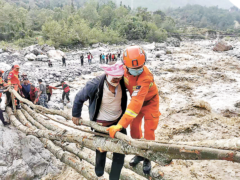 ◆地震救援人員搭簡易橋轉移民眾。 中新社