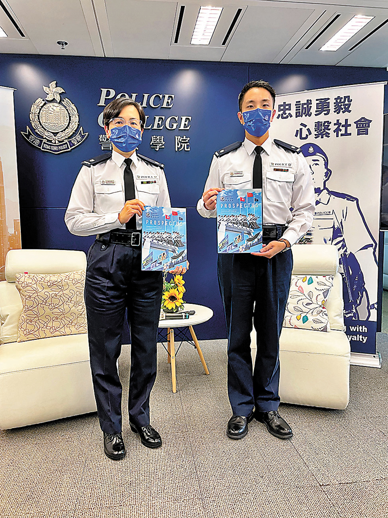 ◆在疫情後，警隊會重啟人員到內地及海外學習，增強對外接軌能力。落馬洲分區指揮官梁志恒警司（右），警察學院培訓協調及聯絡部萬雅雯警司（左）。香港文匯報記者  攝