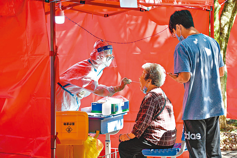 ◆9月5日，醫護人員在貴州貴陽市雲岩區大營路街道中天花園社區給市民做核酸檢測。 新華社