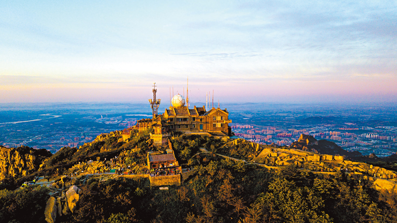 ◆ 泰山日出美景吸引不少遊客，可惜余光中當年前往泰山，卻因為天氣問題而看不到。資料圖片