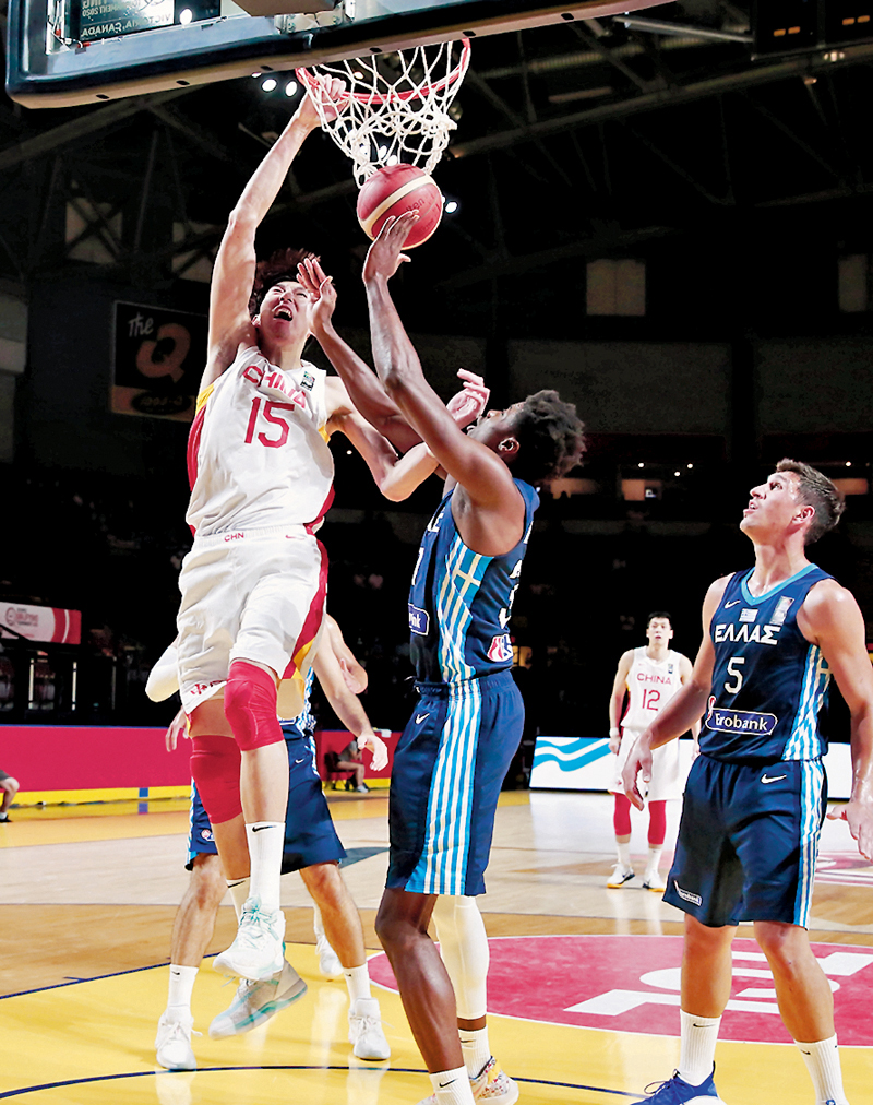 ◆中國男籃（白衫）海外集訓、比賽兩個多月，看到自己的短板與差距。 資料圖片