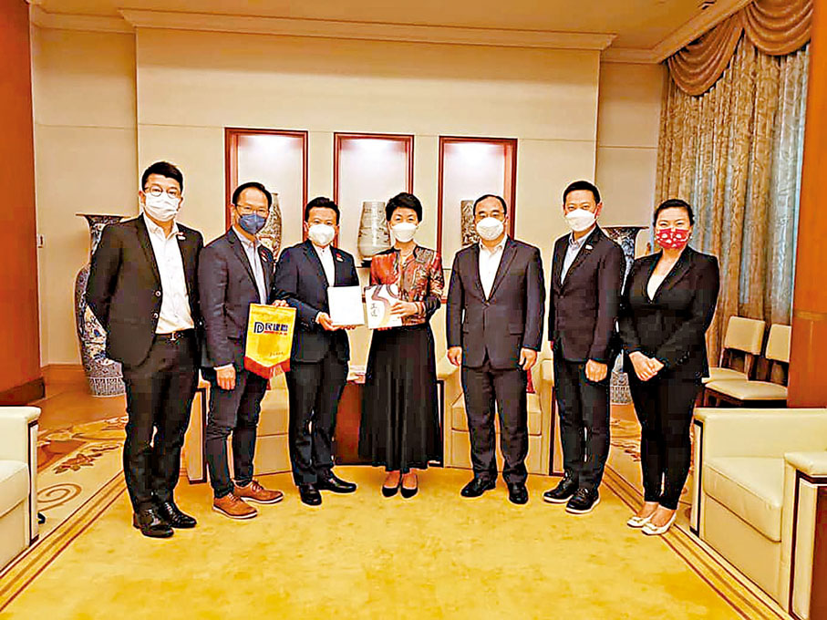 ◆民建聯星馬團拜訪中國駐新加坡大使孫海燕（左四）。 受訪者供圖