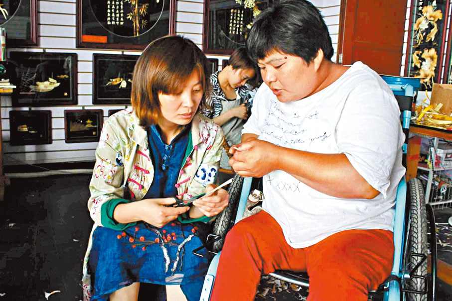 ◆谷穗（左）向學員傳授技藝。 香港文匯報記者戚紅麗 攝