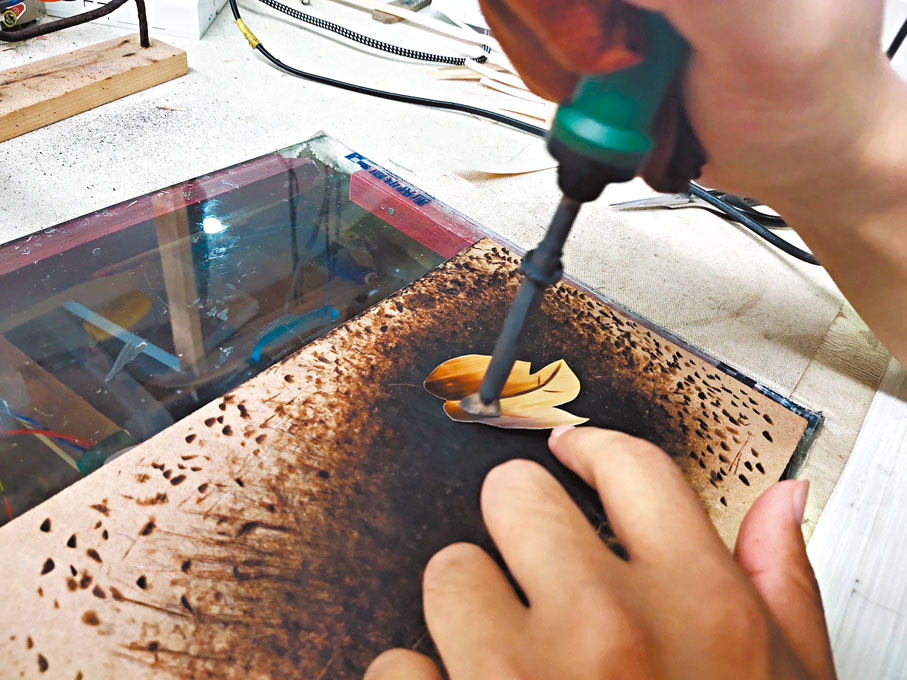 ◆蘆葦畫的熨燙工序。香港文匯報記者戚紅麗 攝