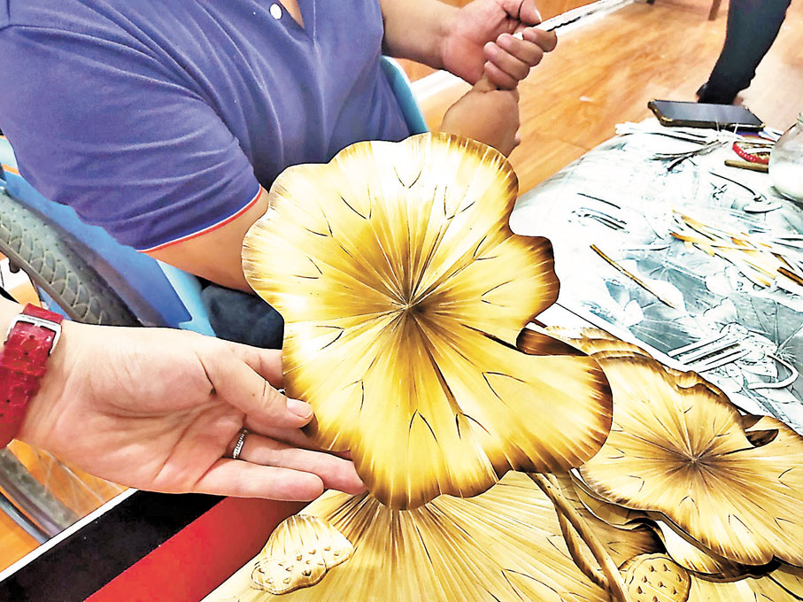 ◆熨燙好的蘆葦片。香港文匯報記者戚紅麗 攝