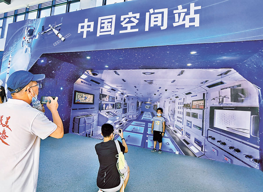 ◆遊客在空間站模型前拍照留念