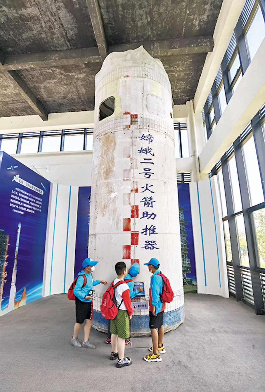 ◆學子們對火箭模型興趣盎然