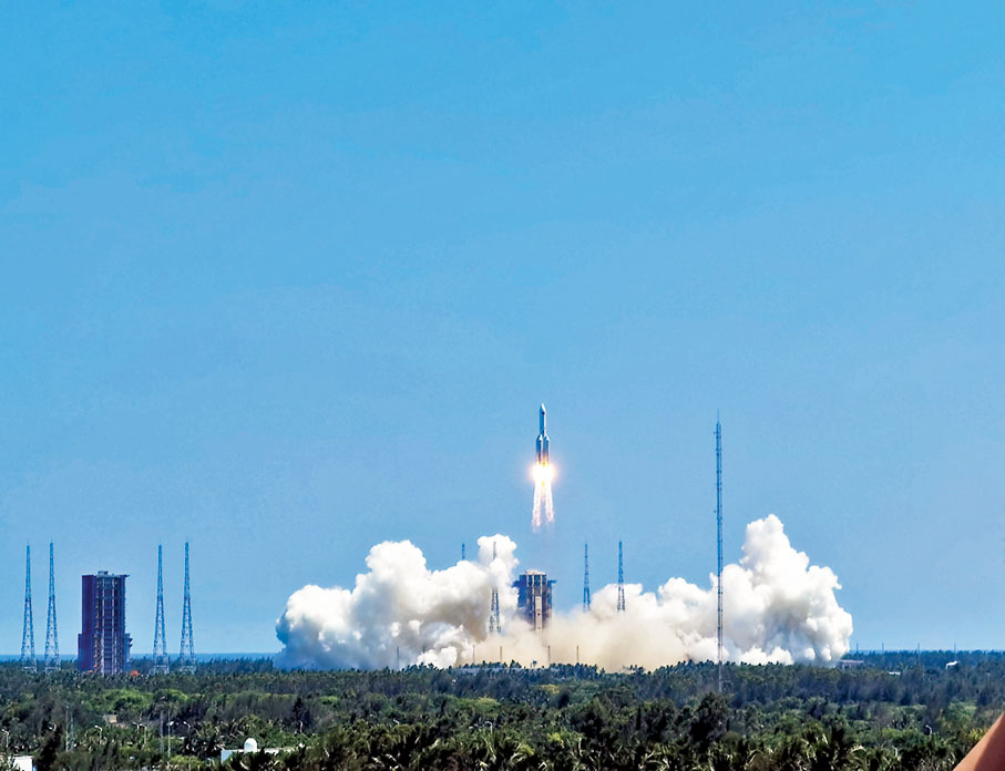 ◆長征五號B運載火箭托舉着「問天」實驗艙點火升空