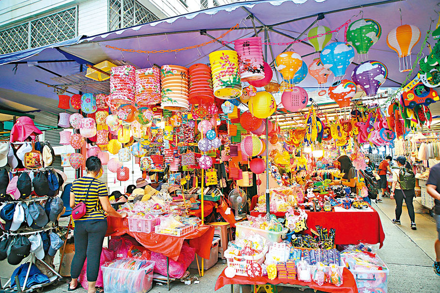 ◆太原街七彩繽紛的燈籠。 圖：香港中通社