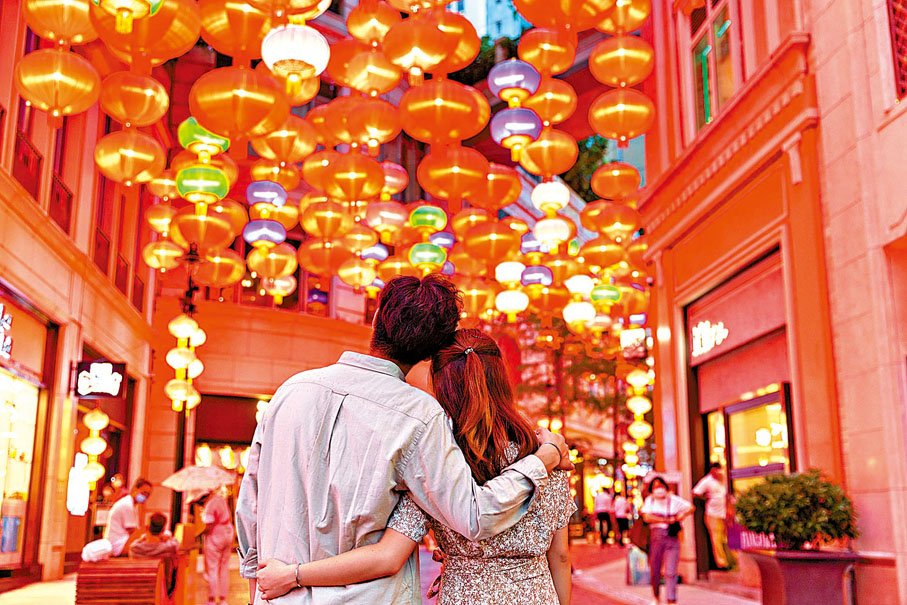 ※在灣仔區，利東街大紅燈籠高高掛起；太原街出售七彩繽紛的燈籠。由即日起至10月4日，以「利東彩燈．照亮團圓夜」為題，高掛超過800個七彩燈籠於整條林蔭步行街，打造成一片光彩燈海。