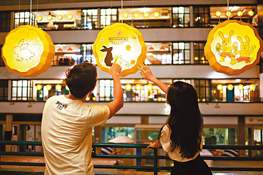 ※PMQ元創方帶來「方圓百里 點聚元創方」，由即日起至9月12日，點亮逾300盞設計感十足的紙藝燈籠，由本地創意設計團隊Stickyline 操刀創作，用月餅造型寄寓人月團圓，以街市紅燈罩造型致意香港情。