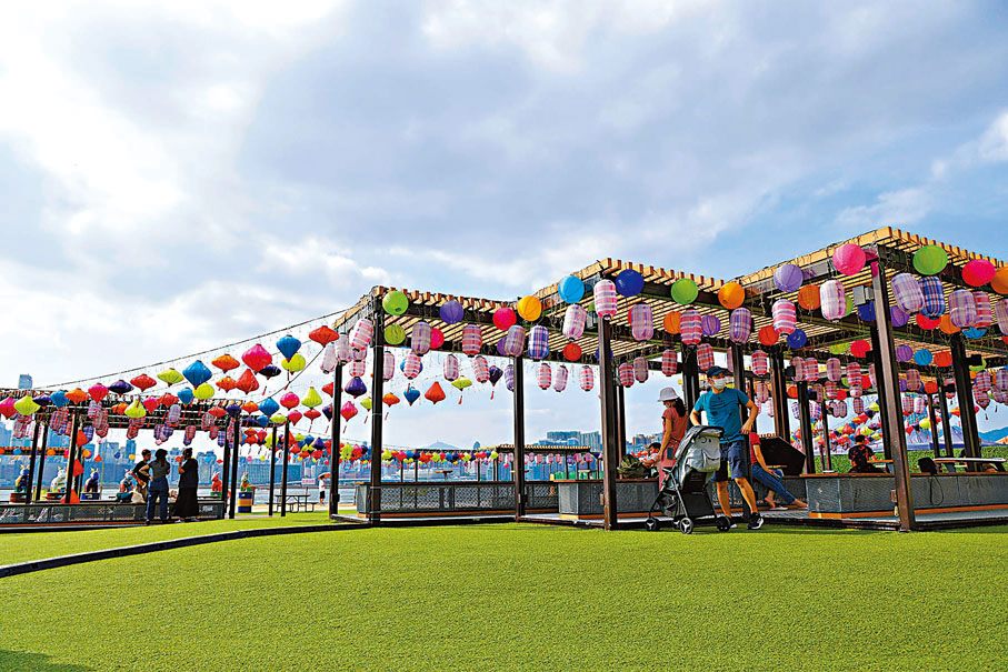 ※香港炮台山東岸公園布置着各式燈籠，放眼望去相當壯觀，白天和夜晚呈現出不同風景，吸引不少市民打卡。 圖：香港中通社