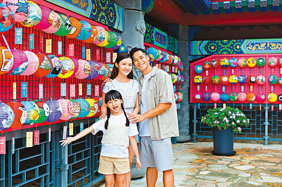 ※昂坪360由即日至9月18日舉辦「昂坪秋日花燈祭」，昂坪市集掛上手繪燈籠和心形花燈，當中組成別具特色的燈謎陣，讓大家從中猜燈謎。在獨有的古色古香氛圍襯托下，市集搖身一變成為賞燈好去處，讓大家置身於花燈海之中。