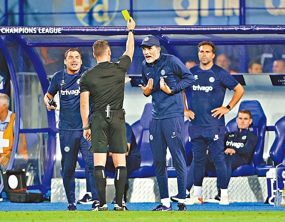 ◆杜曹(左三)在比賽中被罰黃牌，這亦成為了他執教車路士的最後一戰。 路透社