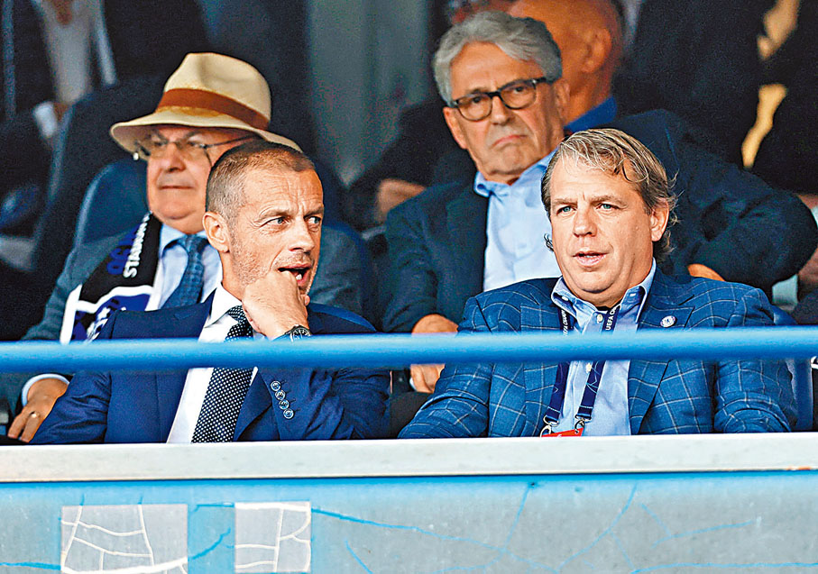 ◆保希利(右)和歐洲足協主席施費連是役同當座上客。 路透社