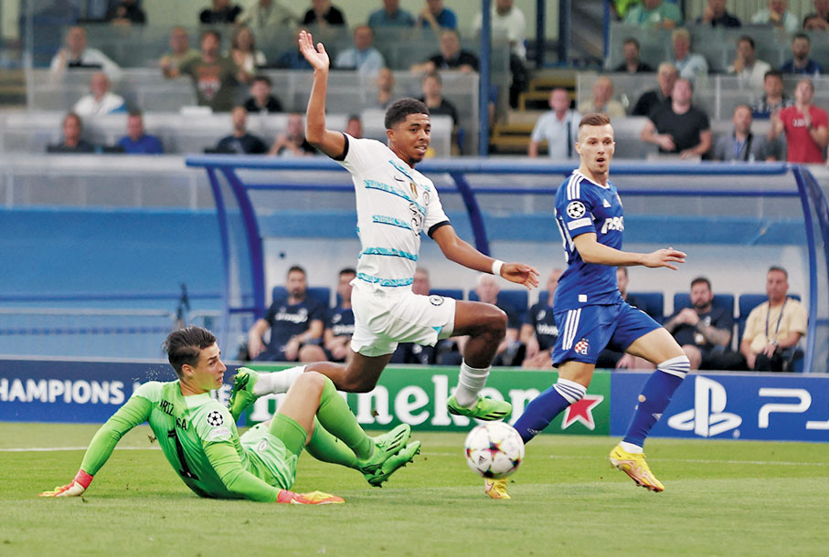 ◆柯錫(右)單刀破網，科芬拿(中)發力回追卻輸速度。 路透社