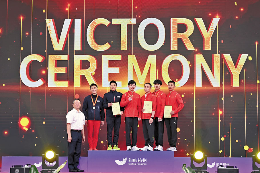 ◆ 張博恒（右四）在頒獎儀式上。 新華社