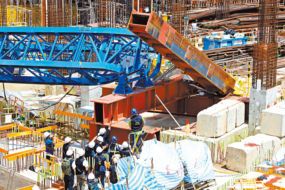 ◆警方東九龍總區重案組昨日繼續到地盤蒐證。香港文匯報記者  攝